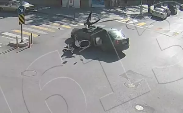 Ağustos ayındaki trafik kazaları kamerada; iki aracın altında kaldı