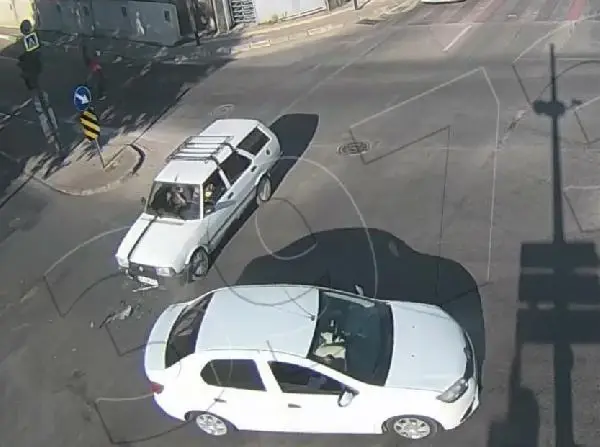 Ağustos ayındaki trafik kazaları kamerada; iki aracın altında kaldı