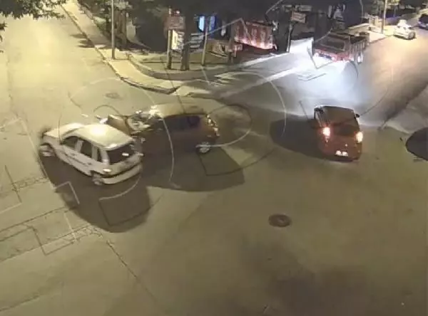 Ağustos ayındaki trafik kazaları kamerada; iki aracın altında kaldı