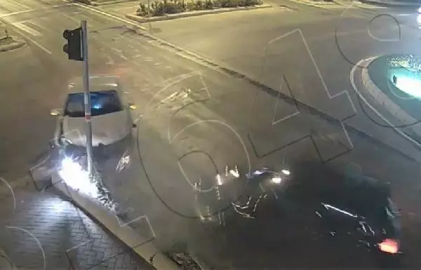 Ağustos ayındaki trafik kazaları kamerada; iki aracın altında kaldı