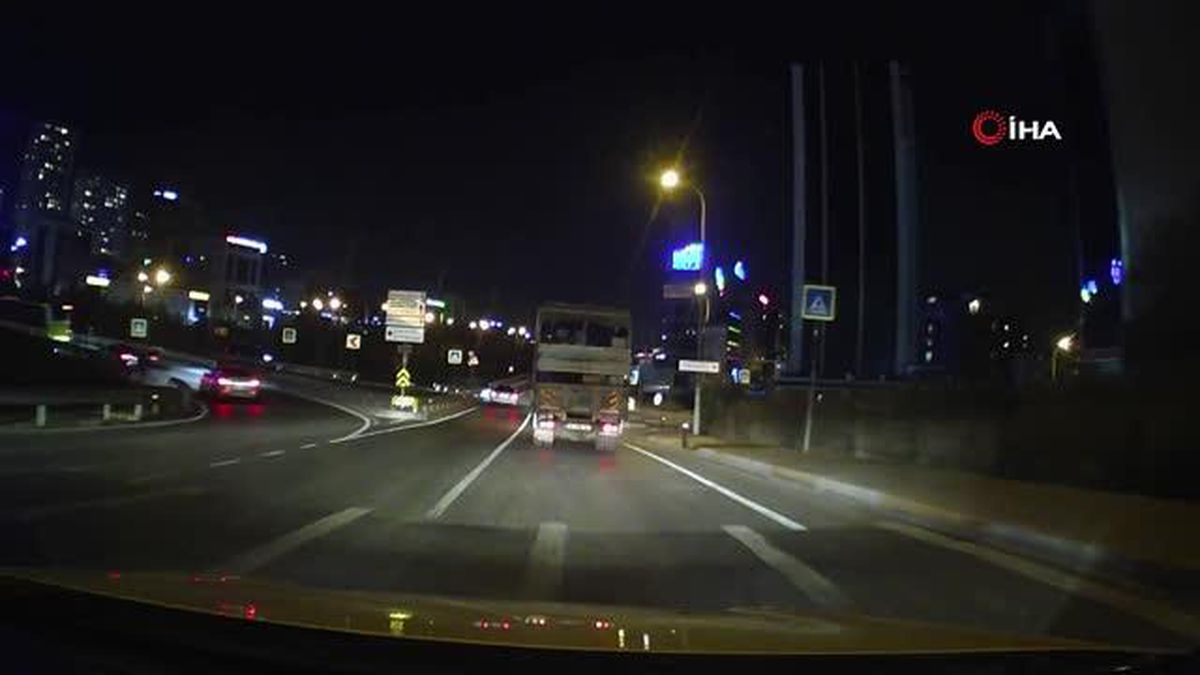 Ataşehir'de kapağı açık kamyon kasasındaki tehlikeli yolculuk kamerada