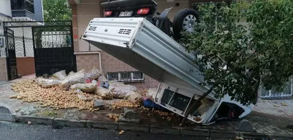 BAĞCILAR'DA PATATES-SOĞAN YÜKLÜ KAMYONET DEVRİLDİ; KASADAKİ SATICI ÖLÜMDEN DÖNDÜ