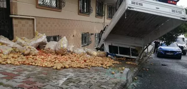 BAĞCILAR'DA PATATES-SOĞAN YÜKLÜ KAMYONET DEVRİLDİ; KASADAKİ SATICI ÖLÜMDEN DÖNDÜ