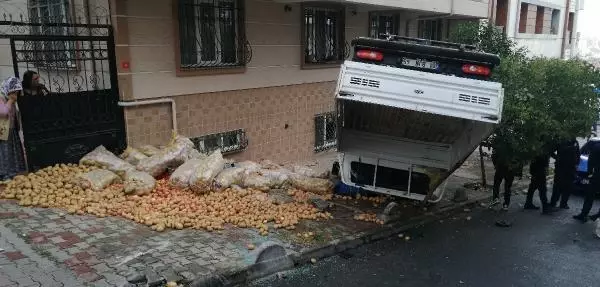 BAĞCILAR'DA PATATES-SOĞAN YÜKLÜ KAMYONET DEVRİLDİ; KASADAKİ SATICI ÖLÜMDEN DÖNDÜ