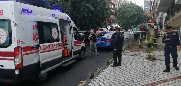 BAĞCILAR'DA PATATES-SOĞAN YÜKLÜ KAMYONET DEVRİLDİ; KASADAKİ SATICI ÖLÜMDEN DÖNDÜ