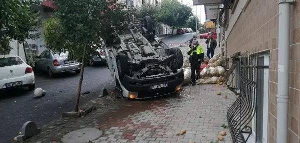 BAĞCILAR'DA PATATES-SOĞAN YÜKLÜ KAMYONET DEVRİLDİ; KASADAKİ SATICI ÖLÜMDEN DÖNDÜ