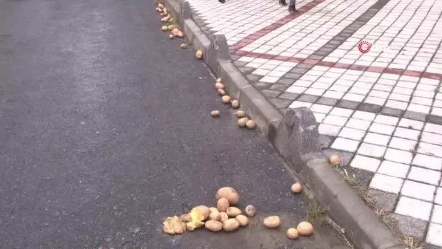 Son dakika 3. sayfa: Bağcılar'da patates yüklü kamyonet takla attı: Kaza anı kamerada