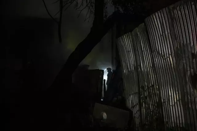 Metruk binada çıkan yangın, çevre binalara sıçramadan söndürüldü