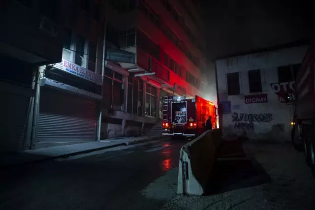 Metruk binada çıkan yangın, çevre binalara sıçramadan söndürüldü