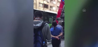 Belediye otobüsüyle bir binaya eşya taşıyan yük asansörünün çarpışması sonucu 1 kişi yaralandı
