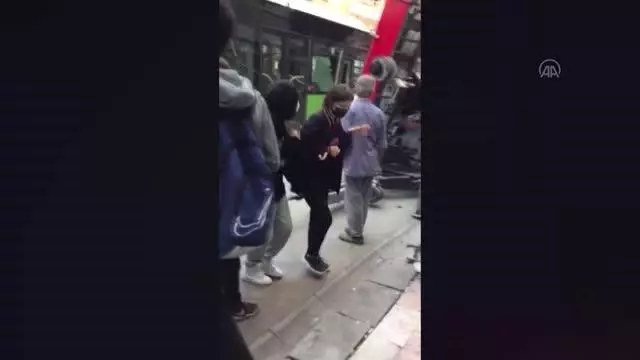 Belediye otobüsüyle bir binaya eşya taşıyan yük asansörünün çarpışması sonucu 1 kişi yaralandı