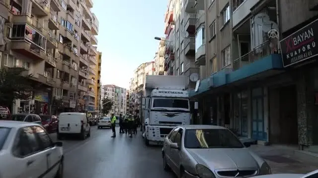 Belediye otobüsüyle bir binaya eşya taşıyan yük asansörünün çarpışması sonucu 1 kişi yaralandı