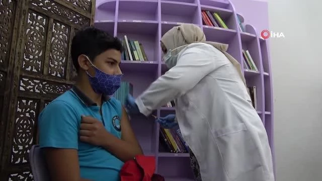 Son dakika haberi... Çocuklar velileriyle el ele verdi, koronavirüs aşısı oldu