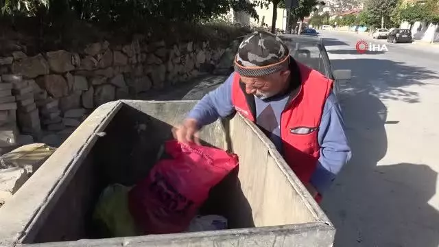 Çöpte bulduğu ziynet eşyaları polise teslim etti, insanlık ölmemiş dedirtti