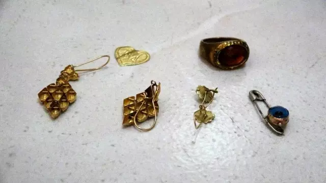 Çöpte bulduğu ziynet eşyaları polise teslim etti, insanlık ölmemiş dedirtti