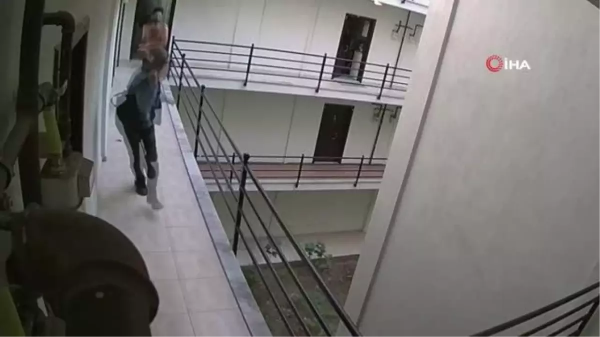 Dehşet anları kamerada...Fırlattığı bıçak isabet etmeyince koşup yakalayarak sırtına sapladı