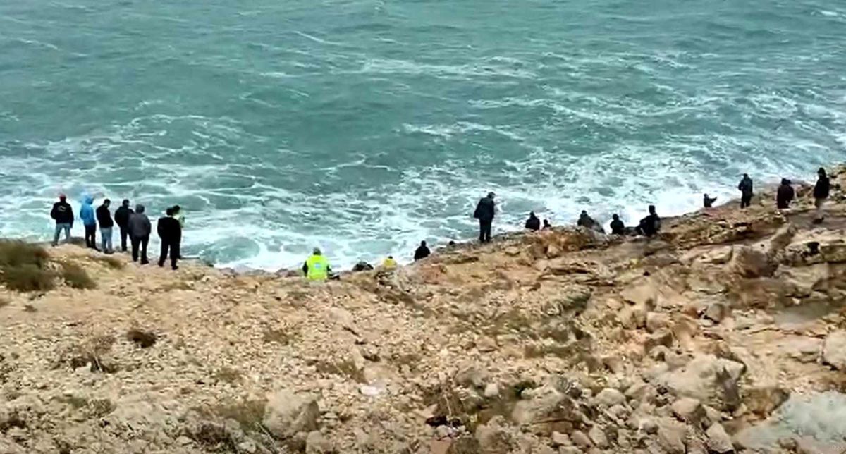 4 kişinin denize düşüp, 1 kişinin öldüğü yerde tüm tehlikeye rağmen balık tutmaya devam ettiler
