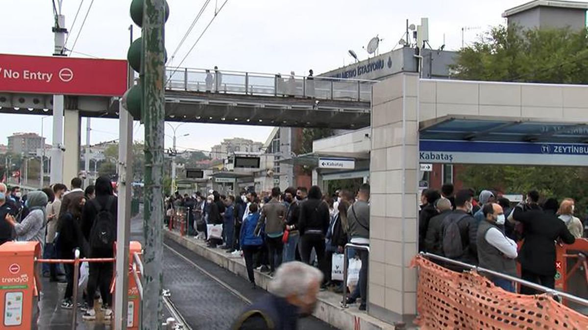 İstanbul'da iş çıkış saatlerinde toplu taşımada yoğunluk yaşandı