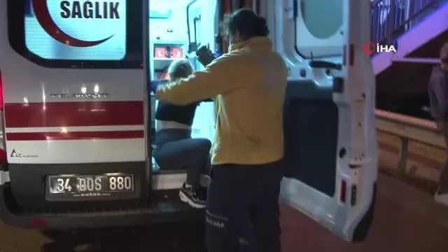 Kağıthane'de çekici bekleyen arızalı otomobile başka bir araç çarptı: 2 yaralı