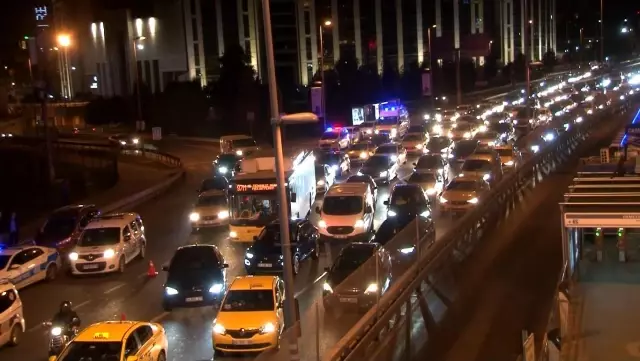 Kağıthane'de çekici bekleyen arızalı otomobile başka bir araç çarptı: 2 yaralı