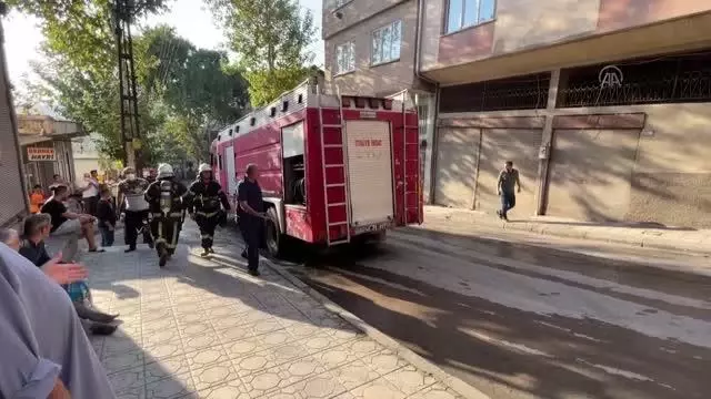 Metruk binada çıkan yangın, çevre binalara sıçramadan söndürüldü