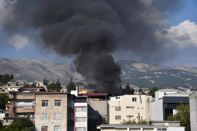 Metruk binada çıkan yangın, çevre binalara sıçramadan söndürüldü