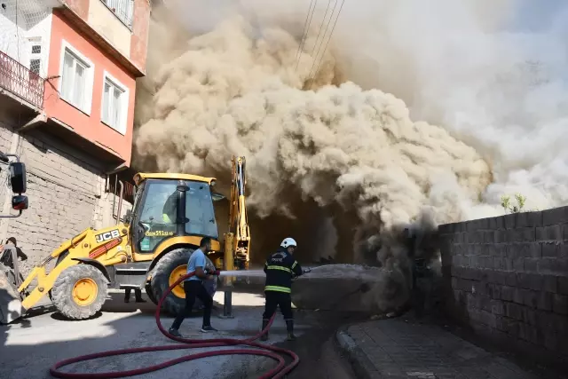 Metruk binada çıkan yangın, çevre binalara sıçramadan söndürüldü
