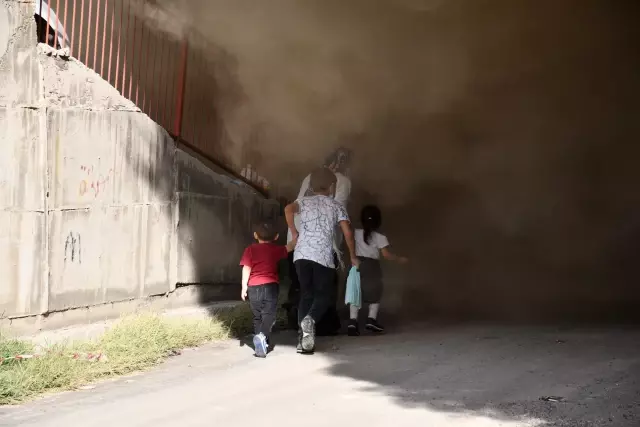 Metruk binada çıkan yangın, çevre binalara sıçramadan söndürüldü