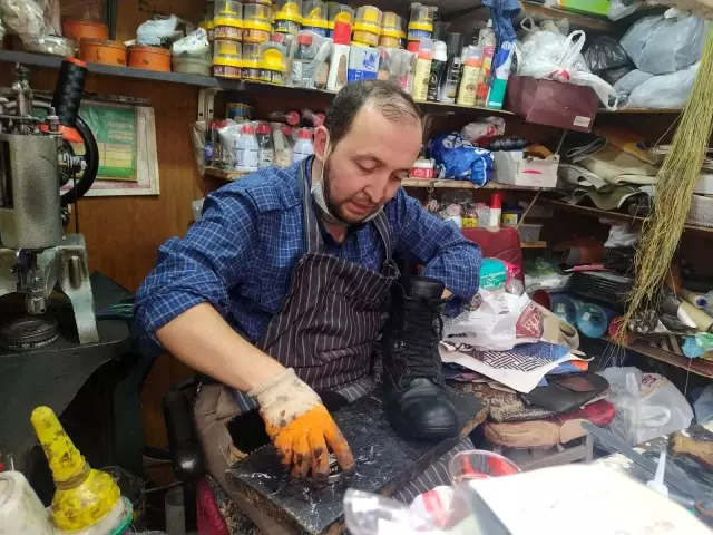 Kış kapıyı çaldı, ayakkabı tamircilerinin yüzü güldü