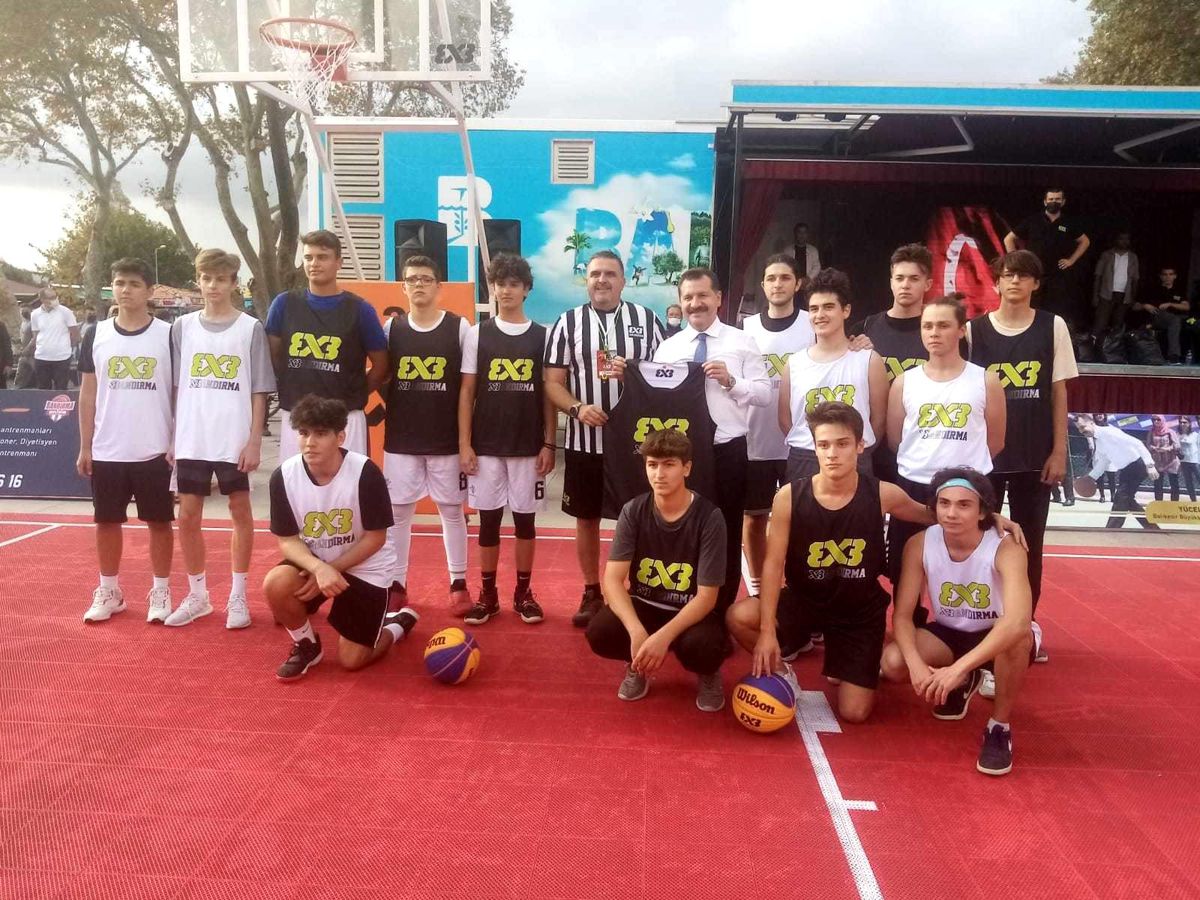Meydanda basketbol coşkusu