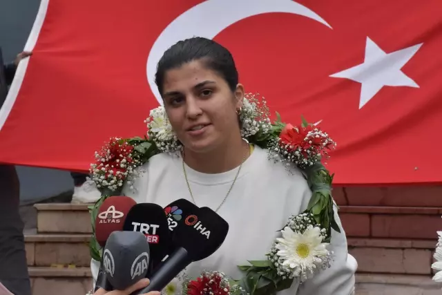 Olimpiyat şampiyonu boksör Busenaz Sürmeneli, kamp yaptığı Ordu'ya geldi