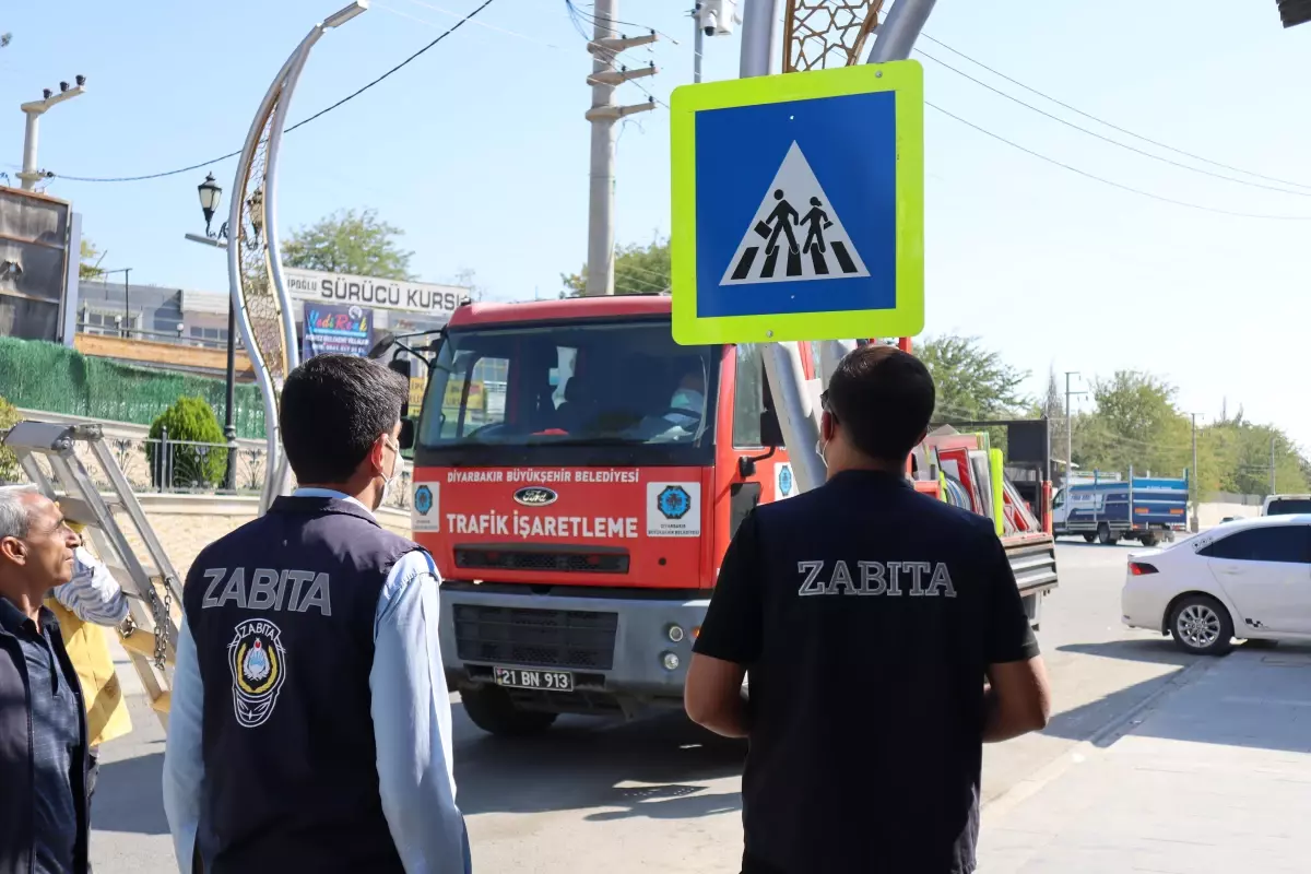 Silvan'da okul bölgesi alanlarına azami hız sınırı levhası takıldı