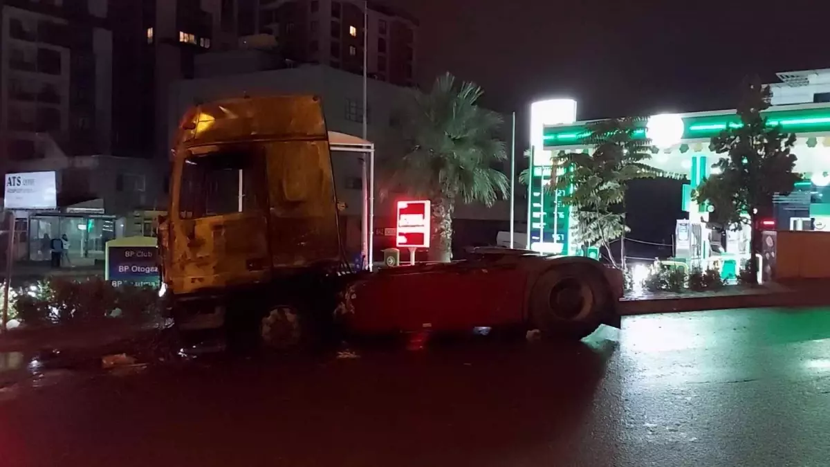 Sultangazi'de park halindeki tırın kupasında yangın çıktı