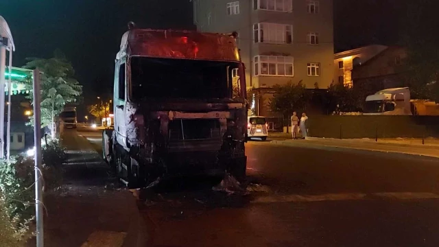 Sultangazi'de park halindeki tırın kupasında yangın çıktı