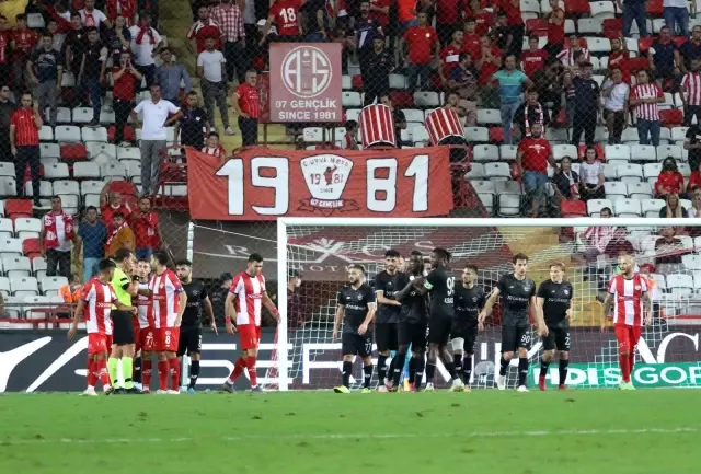 Süper Lig: FT Antalyaspor: 0 - Adana Demirspor: 1 (İlk yarı)