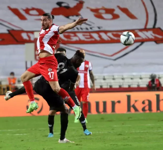 Süper Lig: FT Antalyaspor: 0 - Adana Demirspor: 1 (İlk yarı)