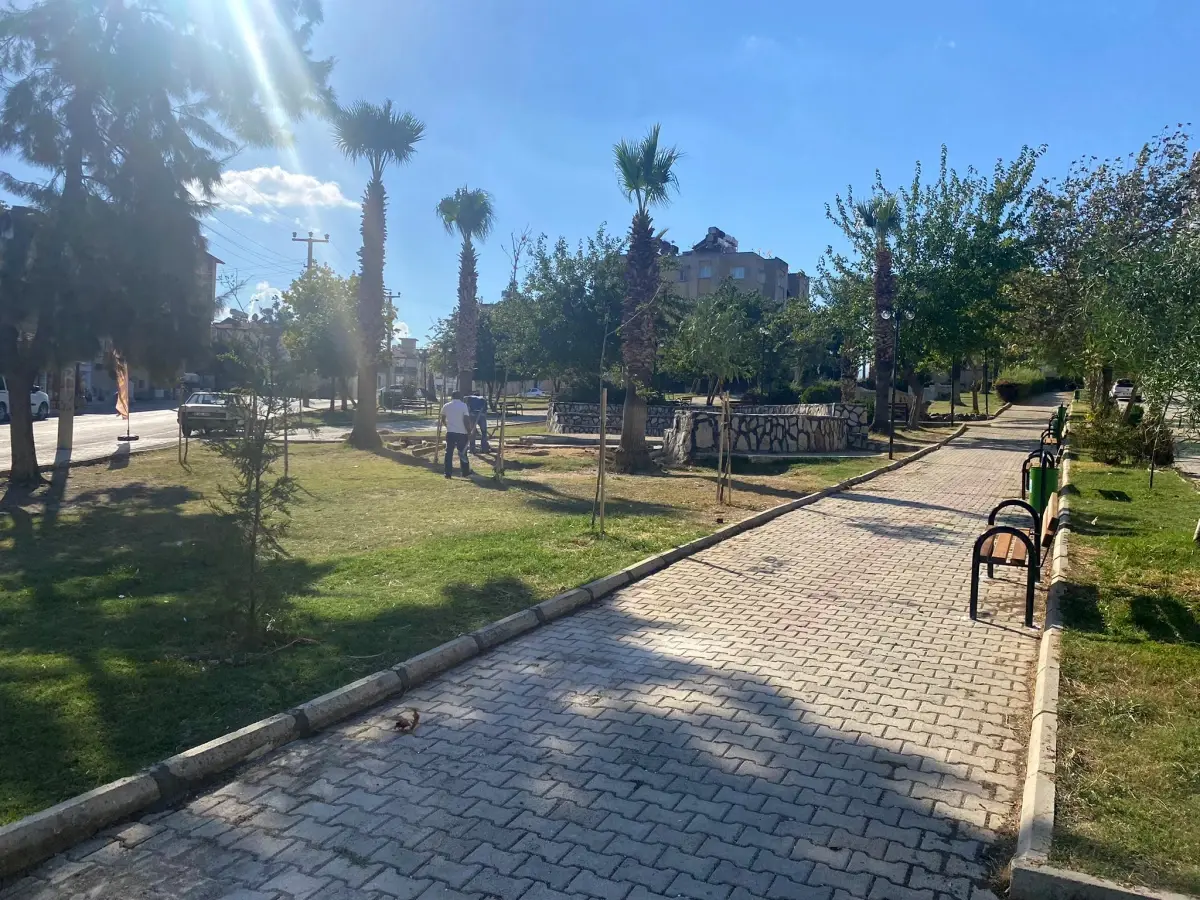YEŞİL DOSTU ANTAKYA BELEDİYESİ PARKLARDA BAKIM ONARIM ÇALIŞMALARINA DEVAM EDİYOR