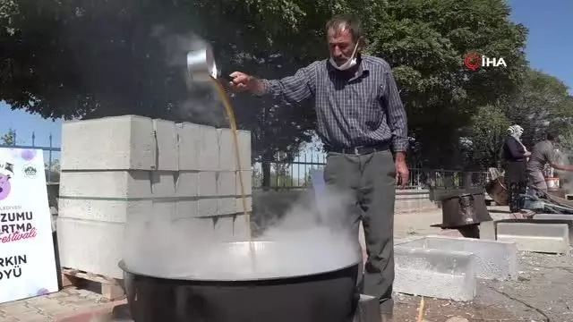 Aksaray'da şenlikle bozulan bağlardaki üzümler pekmeze dönüştü