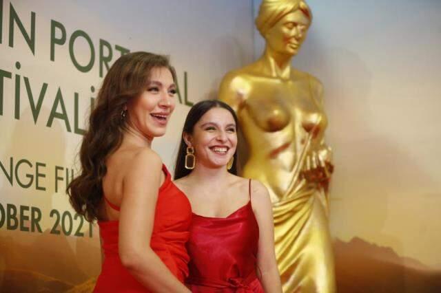 Altın Portakal Film Festivali başladı! Kırmızı halıda şıklık yarışı vardı