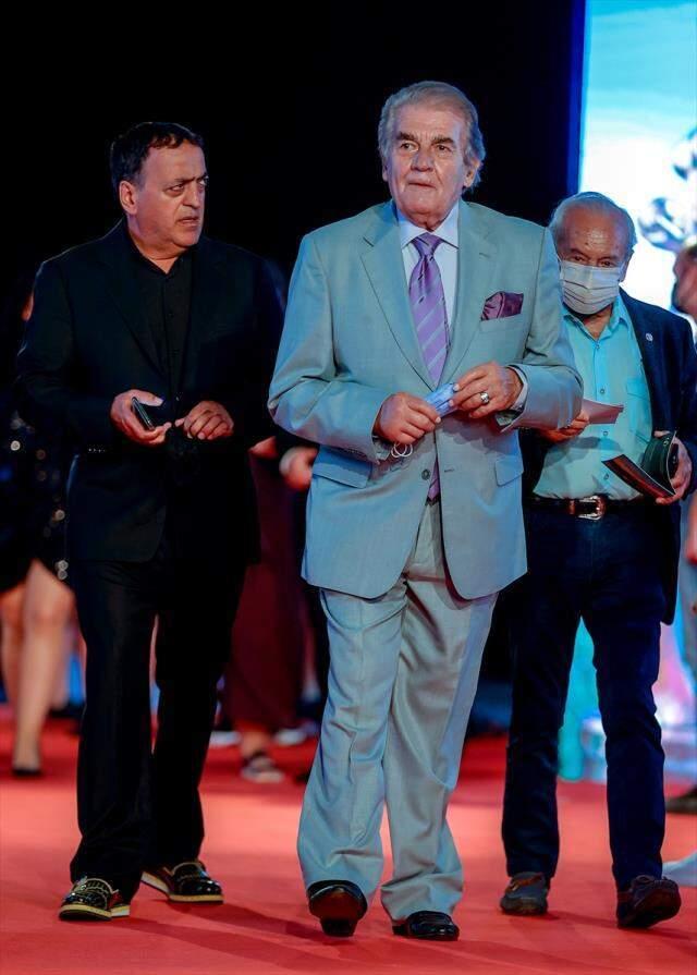 Altın Portakal Film Festivali başladı! Kırmızı halıda şıklık yarışı vardı