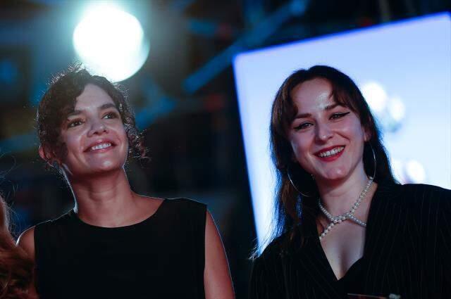 Altın Portakal Film Festivali başladı! Kırmızı halıda şıklık yarışı vardı