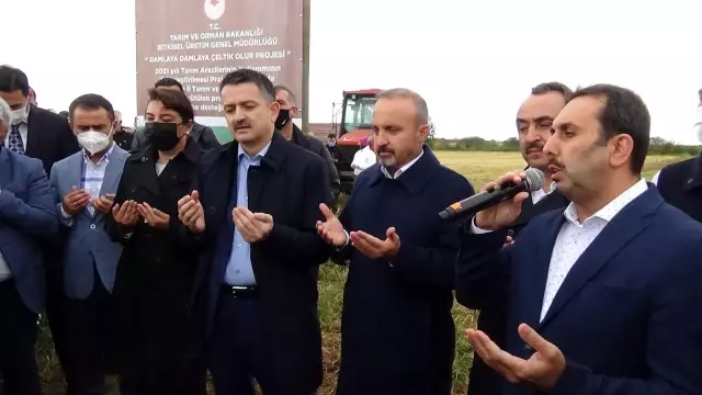 Son dakika! ÇANAKKALE - Tarım ve Orman Bakanı Pakdemirli, Çanakkale'de damla sulamayla ekilen çeltiğin hasadına katıldı Açıklaması