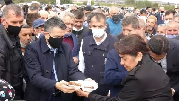 Son dakika! ÇANAKKALE - Tarım ve Orman Bakanı Pakdemirli, Çanakkale'de damla sulamayla ekilen çeltiğin hasadına katıldı Açıklaması