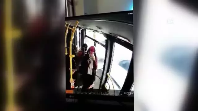 Belediye otobüsüne yük asansörünün çarpma anı güvenlik kamerasında