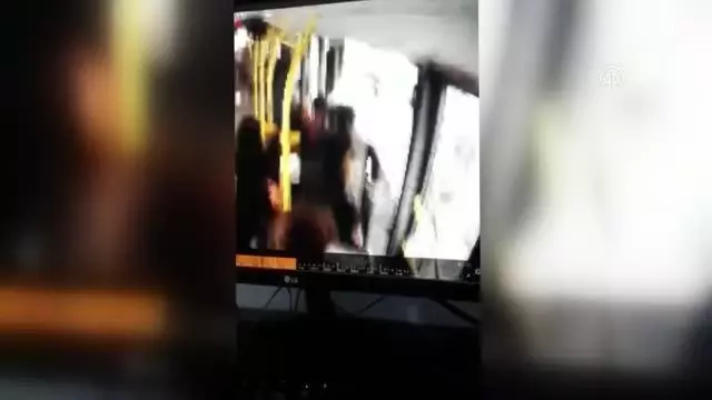 Belediye otobüsüne yük asansörünün çarpma anı güvenlik kamerasında