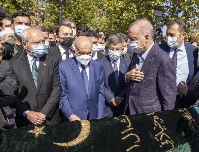Cumhurbaşkanı Erdoğan, Oğuzhan Asiltürk'ün cenazesinde eski mesai arkadaşı Ahmet Davutoğlu'nu görmezden geldi