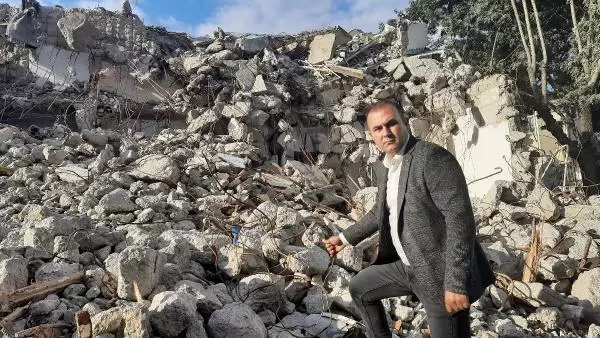 DEPREMDE HASAR GÖREN BİNALARDA İNCE DEMİRLER KULLANILMIŞ