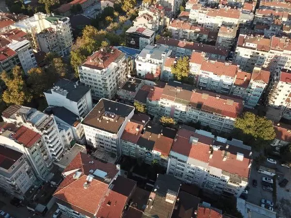 DEPREMDE HASAR GÖREN BİNALARDA İNCE DEMİRLER KULLANILMIŞ
