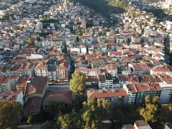 DEPREMDE HASAR GÖREN BİNALARDA İNCE DEMİRLER KULLANILMIŞ
