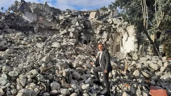 DEPREMDE HASAR GÖREN BİNALARDA İNCE DEMİRLER KULLANILMIŞ